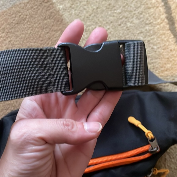 NWOT belt bag / “Fanny pack” - Picture 3 of 6